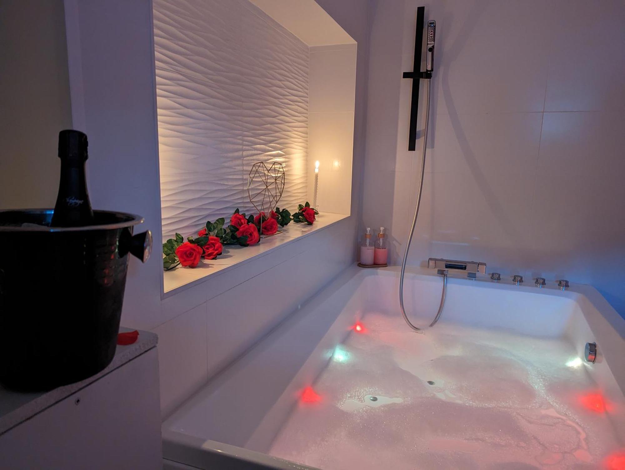 Love Room avec jacuzzi pour votre séjour en amoureux Villeneuve-de-la-Raho Exterior foto