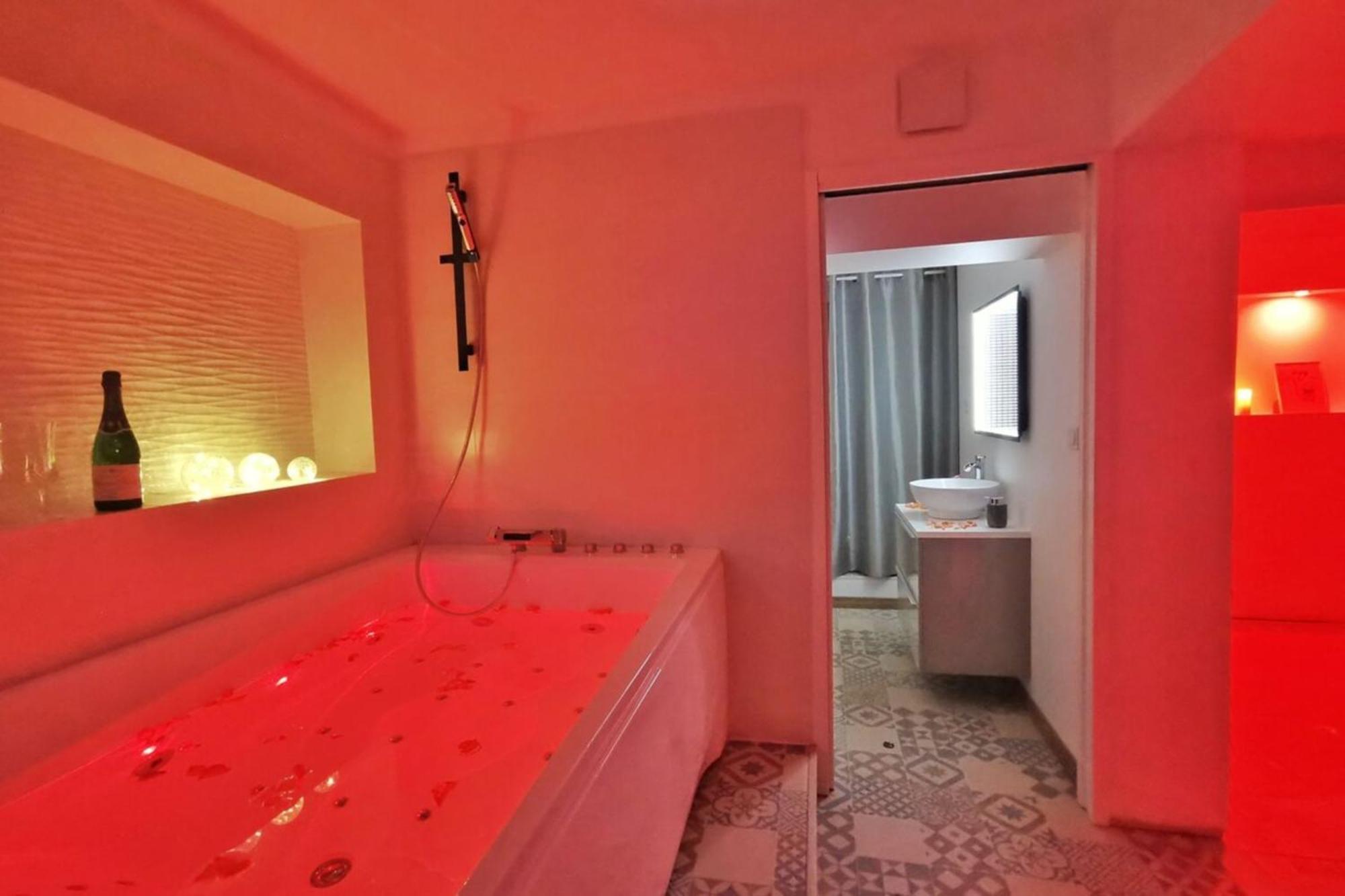 Love Room avec jacuzzi pour votre séjour en amoureux Villeneuve-de-la-Raho Exterior foto